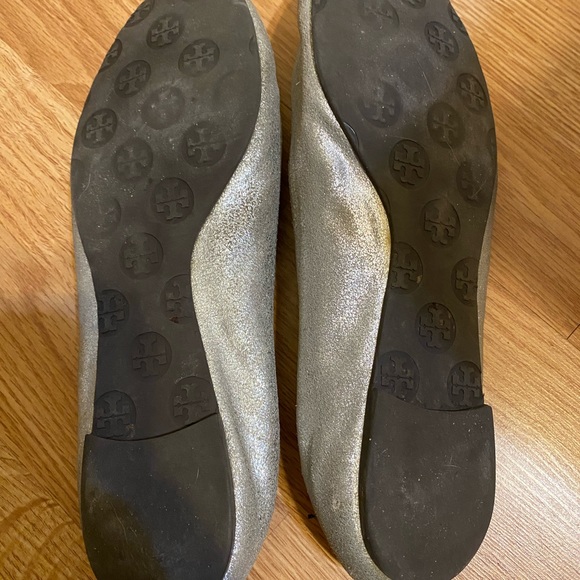 Tory Burch Silver Reva Metallic Pebbled Leather Logo Ballerina Ballet Flats - Picture 4 of 8